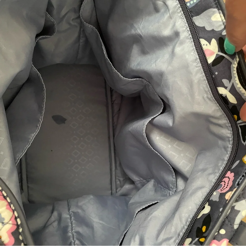 *SALE* VERA BRADLEY Quilted Bag, 6 interior pockets. Holds a lot - Picture 7 of 8